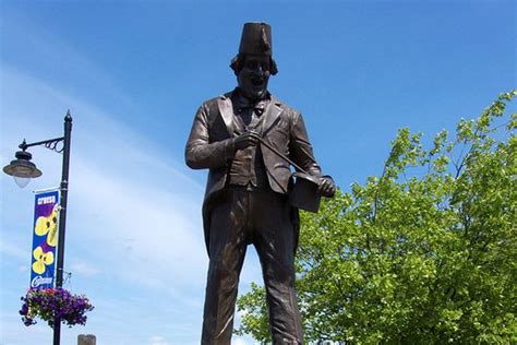 Tommy Cooper Statue - Atlas Obscura