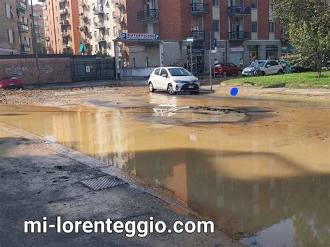 Milano Scoppia Tubatura In Piazza Bettini Auto In Voragine Via Forze