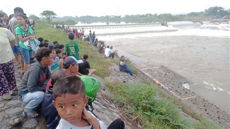 Dua Pelajar Tenggelam Di Sungai Brantas Jombang Pencarian Jalan Meski