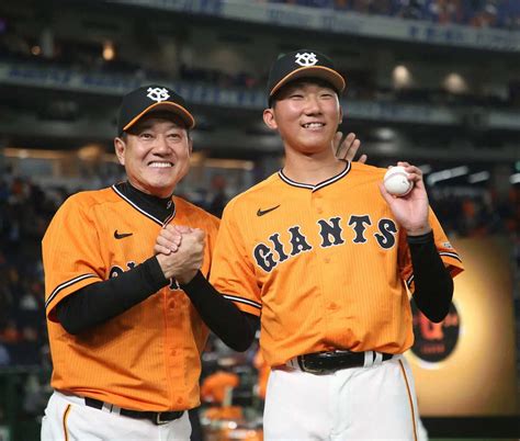 ＜巨・d＞プロ初勝利の田中千（右）は原監督から祝福される （撮影・西川祐介） ― スポニチ Sponichi Annex 野球