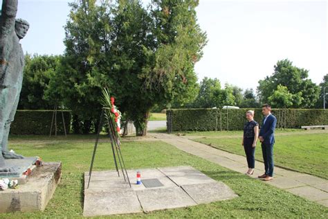 Polaganjem Vijenca I Paljenjem Lampiona U Virovitici Obilje En Dan