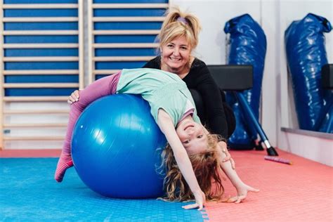 Niño en edad preescolar en clase de gimnasia correctiva Foto Premium