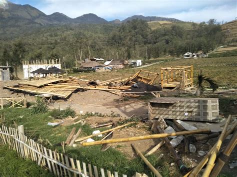 Angin Kencang Landa Tiga Desa Di Kota Batu Ribuan Warga Mengungsi