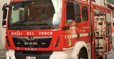 Incendio In Un Grattacielo Di Milano Sgomberato Lintero Palazzo Le