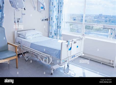 Empty hospital bed on hospital ward Stock Photo - Alamy