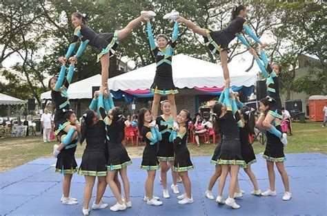 Easy Cheer Stunts For Beginners Cheerleading Pyramid Cheerleading