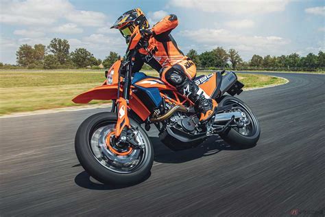 Ktm「690 Smc R」2023年型発売 スーパーモトマシンを象徴するストリートモデルがグラフィックを一新 バイクのニュース