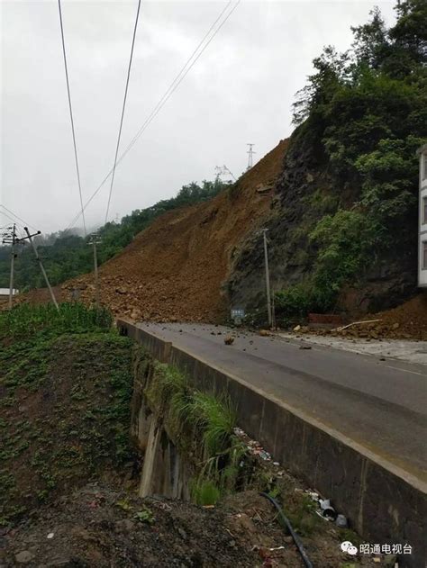 柿鳳線k4400—k4600處發生大面積山體滑坡，導致道路雙向中斷 每日頭條