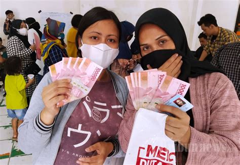 Pembagian Blt Bbm Dan Bpnt Di Kantor Pos Besar Bandung Foto