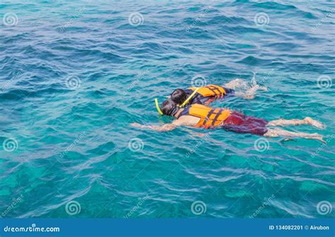 Pares Que Bucean Con Los Chalecos Salvavidas En El Mar De Andaman Imagen De Archivo Imagen De