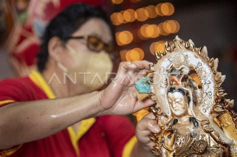 Tradisi Bersihkan Patung Dewa Jelang Perayaan Imlek Antara Foto