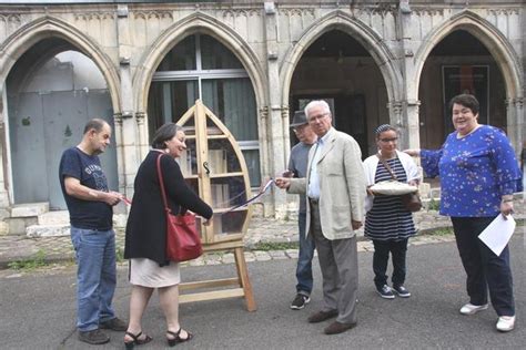 Une Premi Re Cabane Livres Inaugur E L Ves