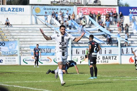 Galo vence o Lajeadense e assume a liderança