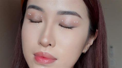 Naked Disco Eye Makeup Will Give You A Sparkly Yet Subtle Look For