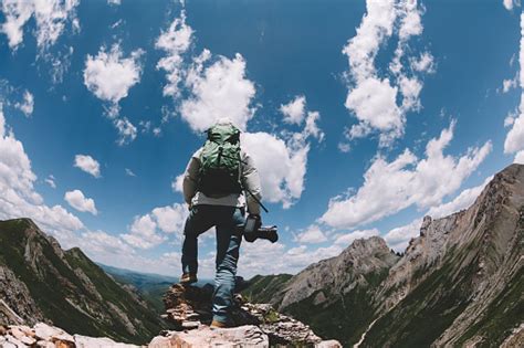 Fotografer Dengan Kamera Di Puncak Gunung Ketinggian Tinggi Foto Stok