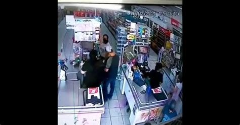 VÍDEO Dois homens armados assaltam mercado em Joinville