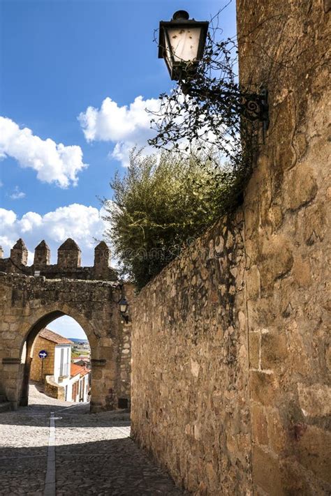 Calles Estrechas Y Fachadas De Casas Hist Ricas En El Pueblo De