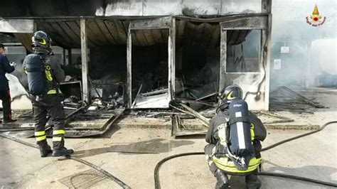 Incendio azienda Corciano edificio distrutto è inagibile