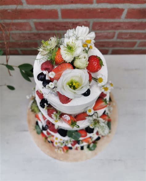 Semi Naked Fruit En Echte Bloemen Bruidstaart Enjoy Cakes