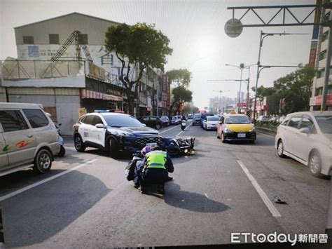 警車右轉撞重機！女騎士噴飛「直體旋轉360度墜地」痛到哀嚎 Ettoday社會新聞 Ettoday新聞雲