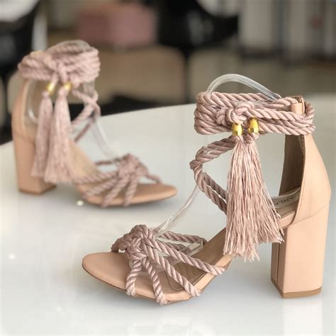 Sandália Salto Bloco Cordas e Amarração Nude Carla Saboia