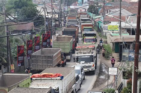 Giliran Sopir Truk Yang Protes Jalan Parung Panjang Macet Total Dari