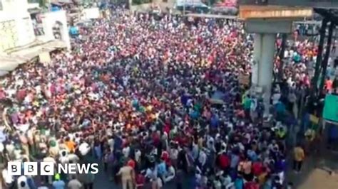 Mumbai Frantic Migrants Throng Bandra Station As India Extends Lockdown