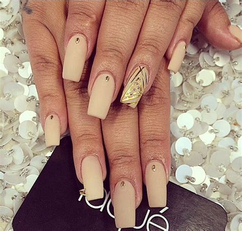 Matte Nude With Gold Accent Very Bohemian Like Gold Nails Nail Art Nails Today