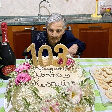 Ad Altavilla Silentina Nonna Rosaria Cembalo Spegne Le Candeline Con Il