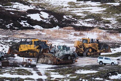 Working On A Defense Wall At Svartsengi Iceland Monitor