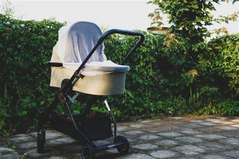 Canicule découvrez pourquoi couvrir la poussette de votre bébé est