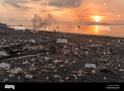 Beach pollution hi-res stock photography and images - Alamy