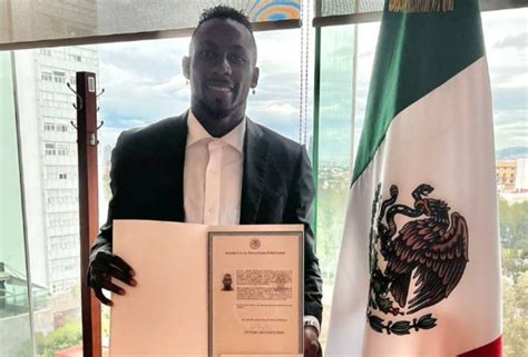 Julián Quiñones recibe carta de naturalización mexicana