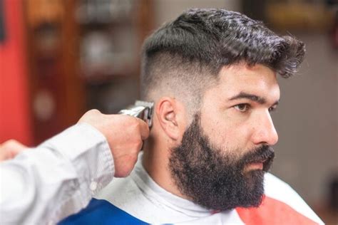 Mano Cortada De Barbero Cortando El Cabello De Un Cliente Masculino En