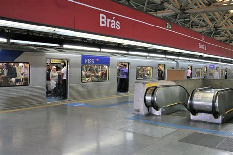 Plataforma De Embarque Da Esta O Br S Companhia Do Metropolitano