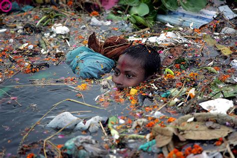 Boy Swimming In Polluted Water In India | Bored Panda