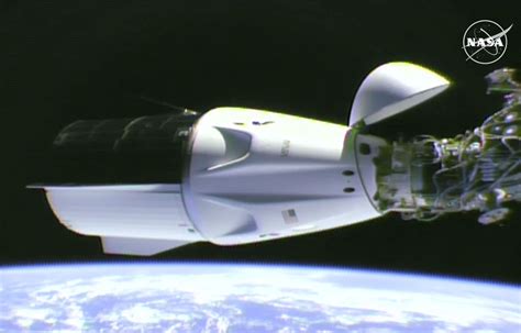 Le vaisseau Dragon de SpaceX sest amarré à lISS pour secourir les