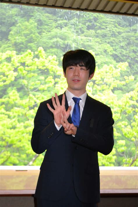 藤井聡太名人「挑戦者の気持ちで臨みたい」快挙一夜明け会見、谷川浩司現九段の言葉引き合いに 社会写真ニュース 日刊スポーツ