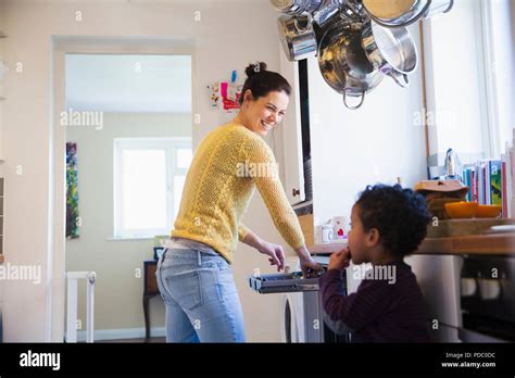 Mère Et Fils Dans La Cuisine Banque De Photographies Et Dimages à Haute Résolution Alamy