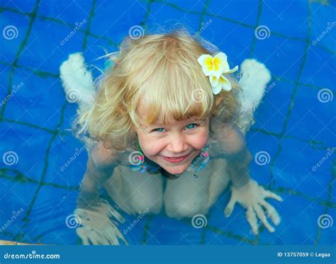 Petite Fille Heureuse Dans Une Piscine Image Stock Image Du