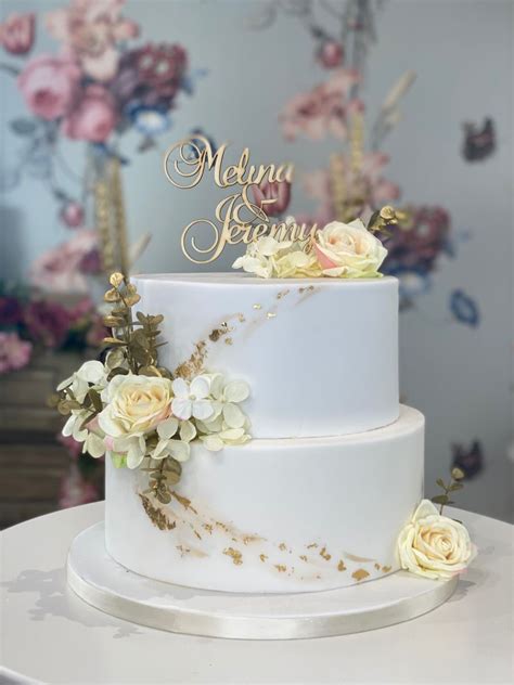 Wedding Cake Champ Tre G Teau De Mariage Blanc Gateau Mariage Pi Ce