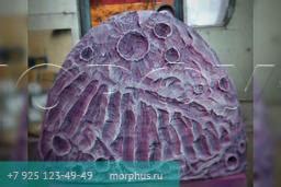 Фигура стола из пенопласта в форме мультяшной улитки.