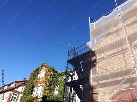 Begr Nte Fassade Eines Sch Nen Altbau Und Sanierung Einer Alten Fassade