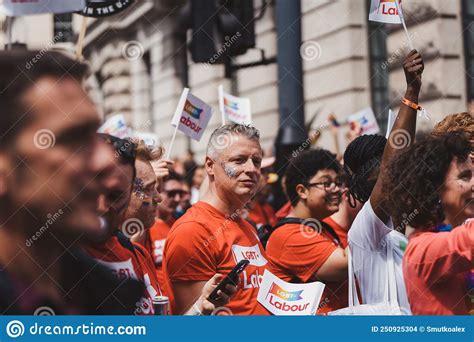 Arbetsparti Med Flaggor Och Banderoller Som Firar London Lgbtq Pride