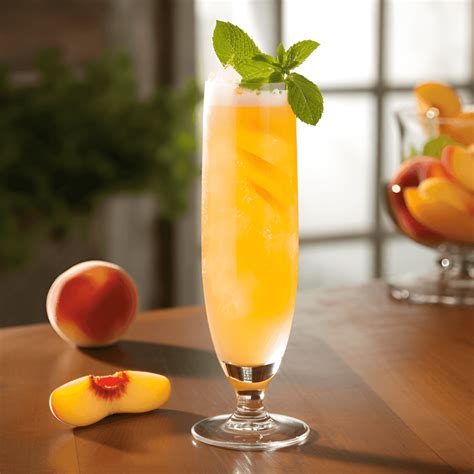 Peach Basil French 75 Cóctel Receta Cómo preparar un Peach Basil