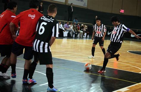 Evo Morales Comparte Con Colectividad Boliviana Un Partido De Futsal