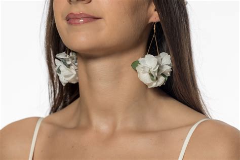 Boucles D Oreilles Fleurs Stabilis Es Blanches Batan Momzelle