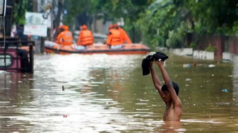 Flood In Assam बाढ़ और बारिश से असम में तबाही अब तक 42 की मौत कई