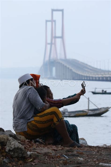 NGABUBURIT JEMBATAN SURAMADU ANTARA Foto