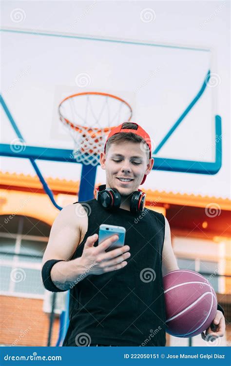 Attraktiver Kerl Basketball Spieler Mit Einem Ball Schaut Auf Sein